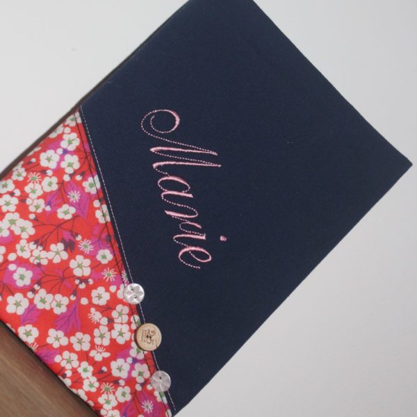 Protège carnet de santé LIBERTY "J'ai descendu dans mon jardin" – Image 2
